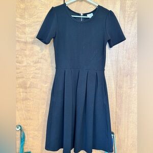 LuLaRoe EUC Size M Black with Rose Gold Zipper Amelia dress